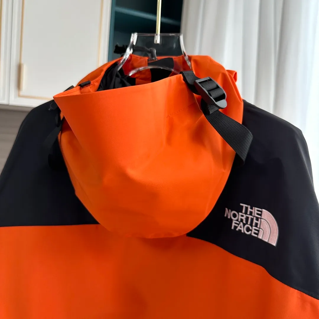Style No.: C 01 P240 Top Original Violent Orange 𝐓𝐡𝐞 𝐍𝐨𝐫𝐭𝐡 𝐅𝐚𝐜𝐞 ｜𝟭𝟵𝟵𝟬 𝐆𝐨𝐫𝐞-𝐓𝐞𝐱｜TNF North Face Classic Jacket 1. Waterproof to the international ISO standard 90 (ISO 4) level to achieve the rolling effect of water droplets on a lotus leaf! 2. Fabric: 2L double-layer Gore-tex fabric is used. The surface layer of the fabric is made of ultra-high-strength waterproofing and the inner layer is covered with film, so it achieves a three-layer waterproof effect, making the garment waterproof and anti-fouling and breathable for excellent outdoor effects. 3. Embroidery: Imported Barudan/Behringer embroidery machine restores ZP. BEHRINGER's 10,000-needle embroidery is neat and three-dimensional, with full three-dimensionality and the charm of each letter. Each stroke has a strong three-dimensional effect. 4. Accessories: Original YKK zipper for the whole garment, which can withstand 100,000 pulls and wear, and original Velcro. The four-button buttons are customized from the original Japanese SELEX. 5 buttons are all in the same direction. The washed QR code is consistent with zp and can be scanned! 6. The entire garment adopts heat-sealing and gluing technology, and all seams are bonded with high-temperature gluing. Size xs s m L x L xx L
